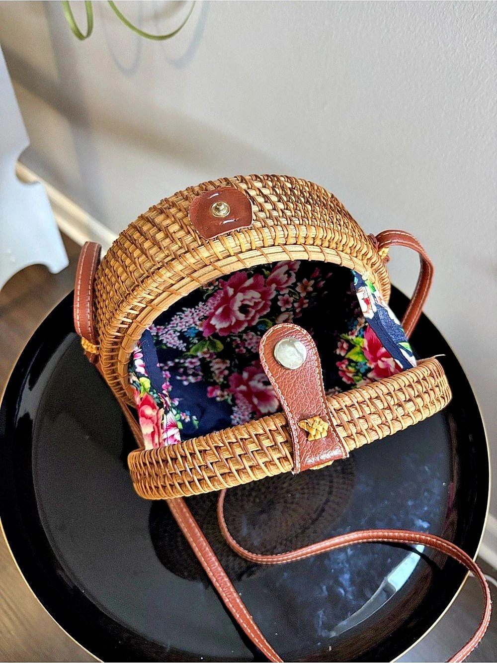 Floral lined Rattan Crossbody - Picture 3 of 5